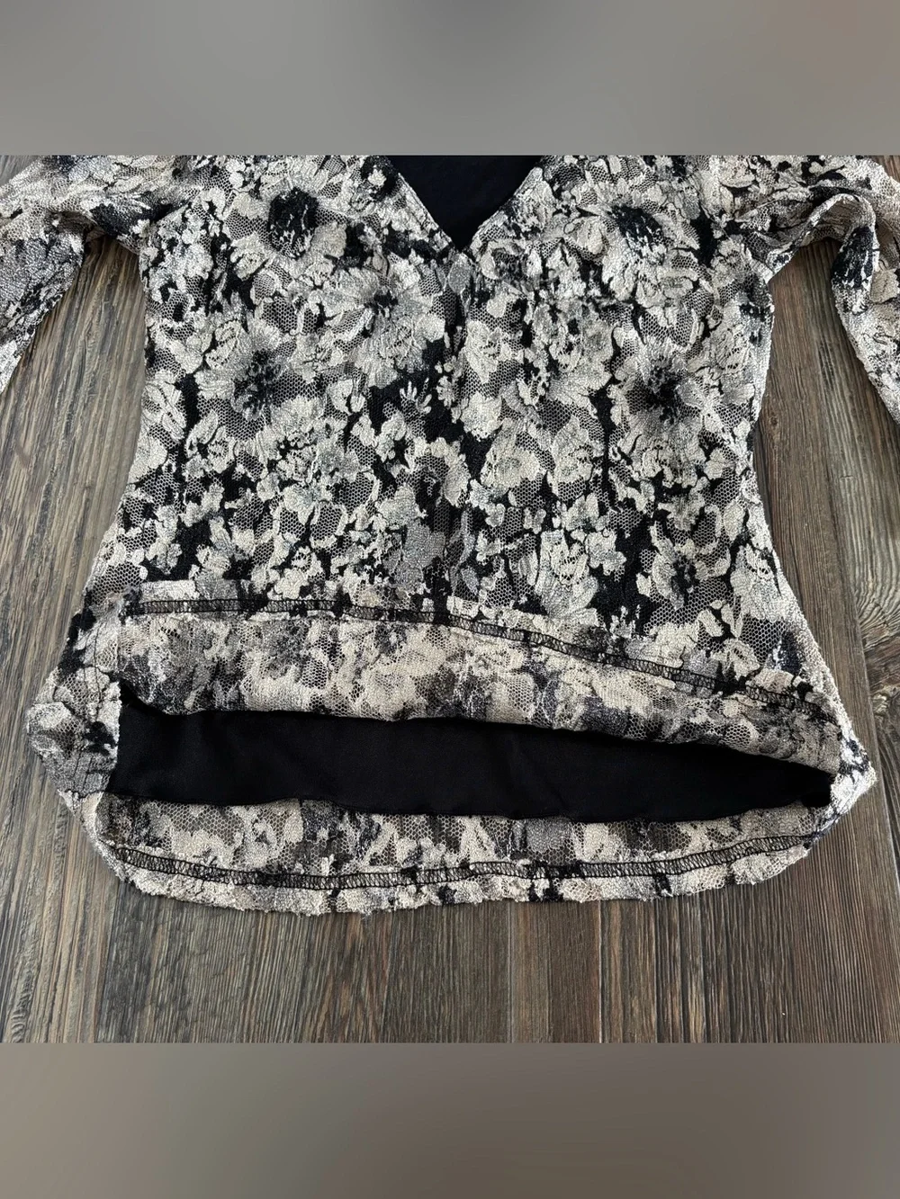Wrapper Nightfall Mesh 3/4 Sleeve V-Neck Top Womens M Ivory Black Silver Specks